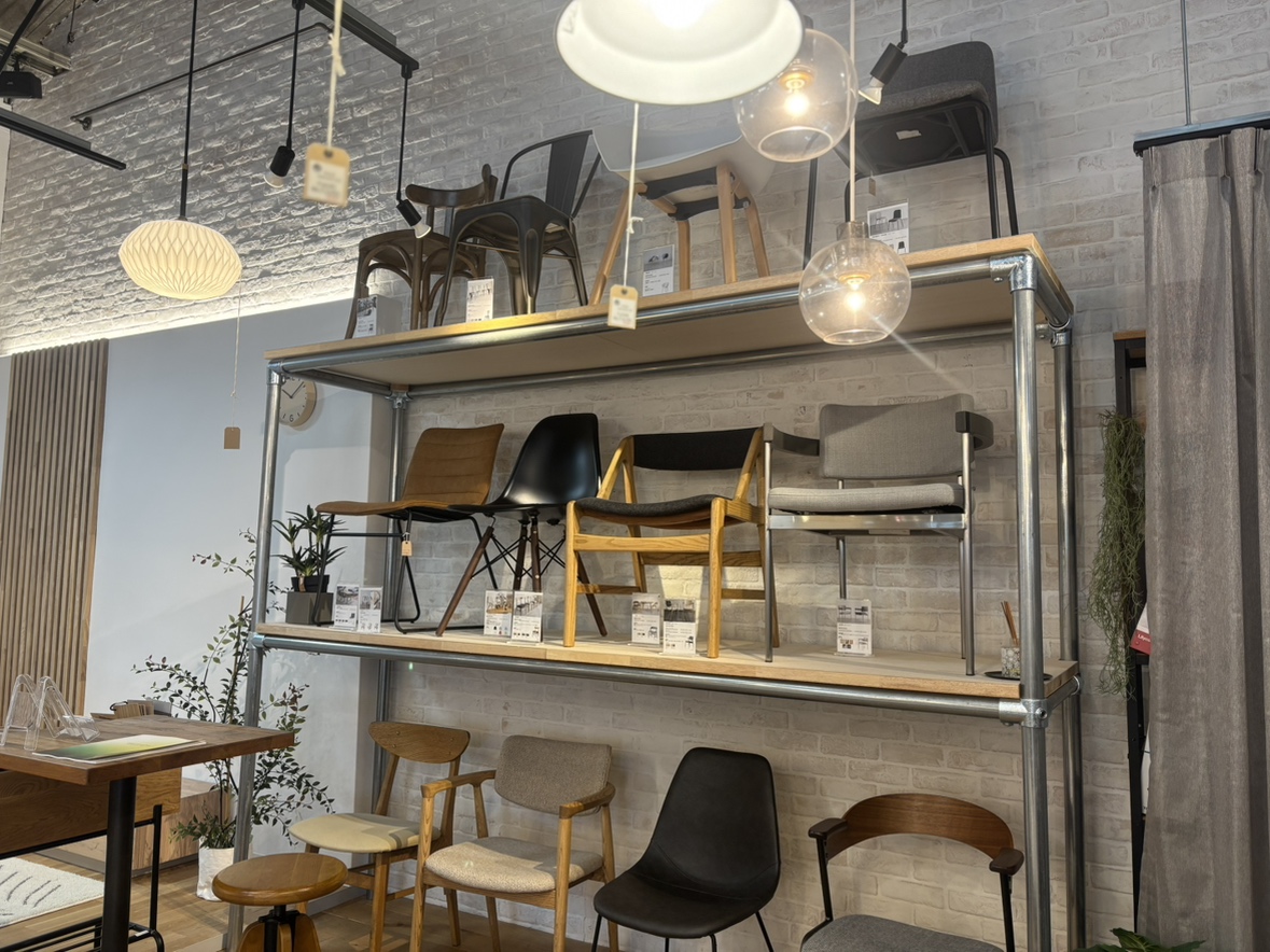 理想の一脚を見つけよう!mocoのインテリアスペースでチェアを体感してみませんか?