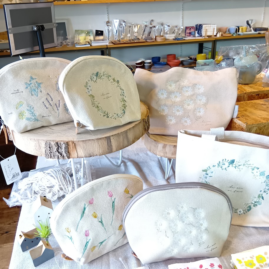 贈り物にも自分用にも。大人かわいい刺繍小物