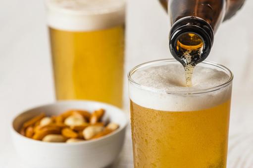 ビールの栓が抜かれて客席まで運ばれてくるのはなぜ？