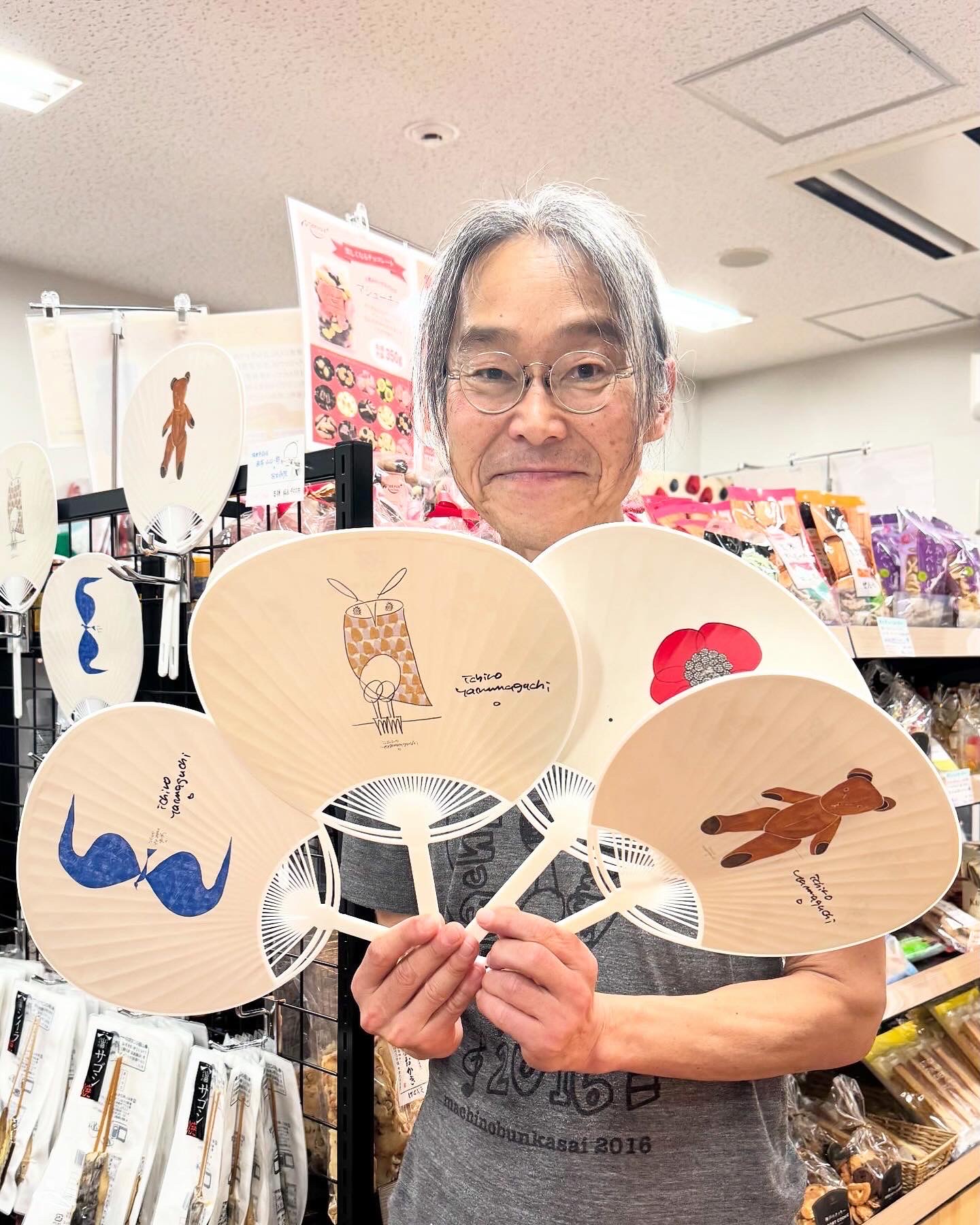 2025年6月25日 山口一郎氏がご来店されました。記念にうちわに直筆サイインをいただきました。