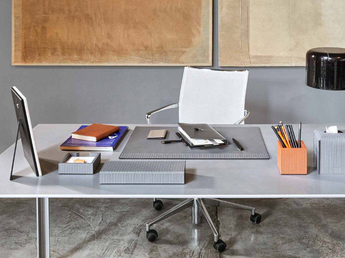 レザーデスクトレイ収納術 ─ 高級感と堅牢性を備えたイタリア革工芸の魅力