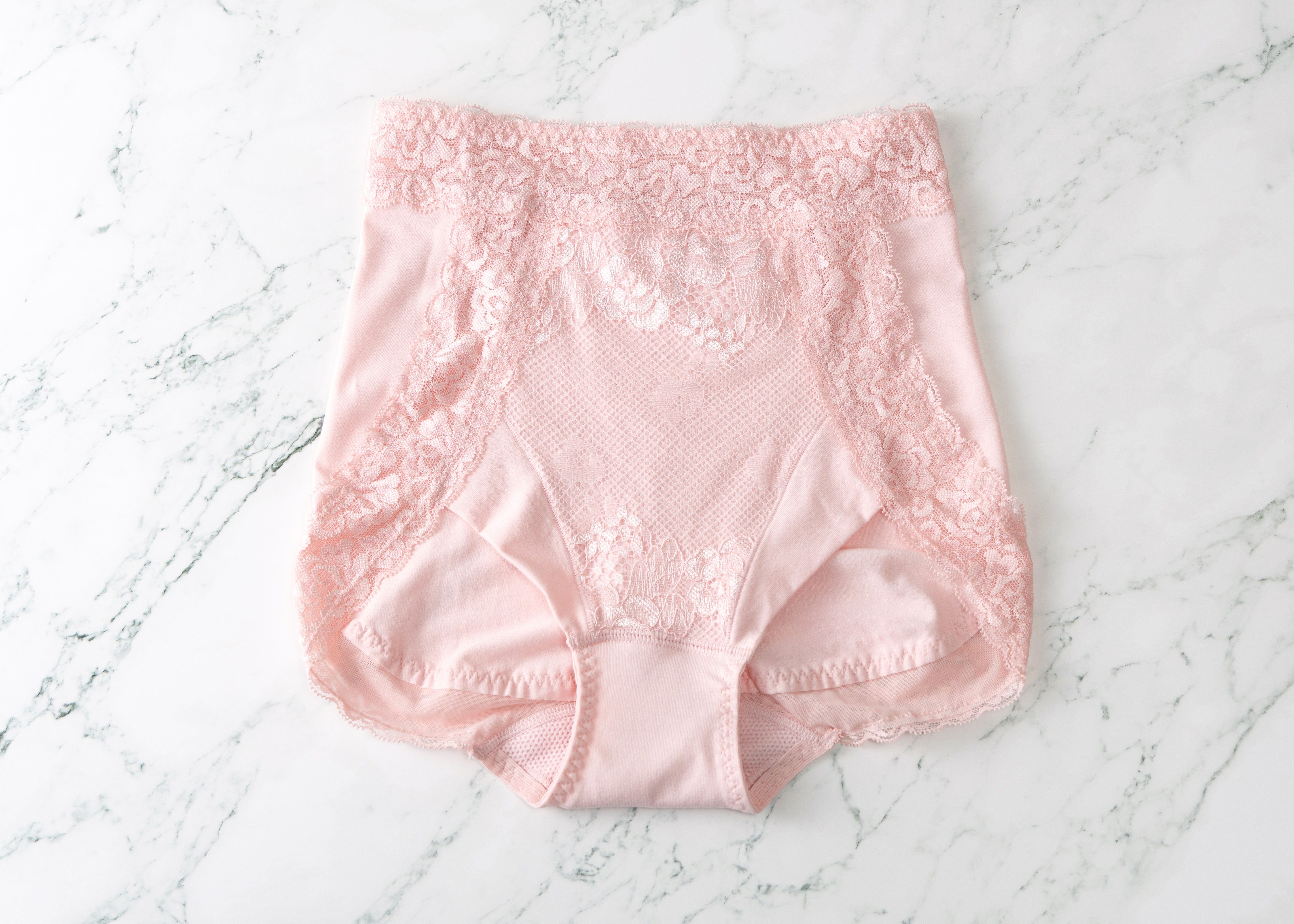 補整ショーツ ピンク｜華やかなカラーで体型ケアと吸水ケアを一枚に
