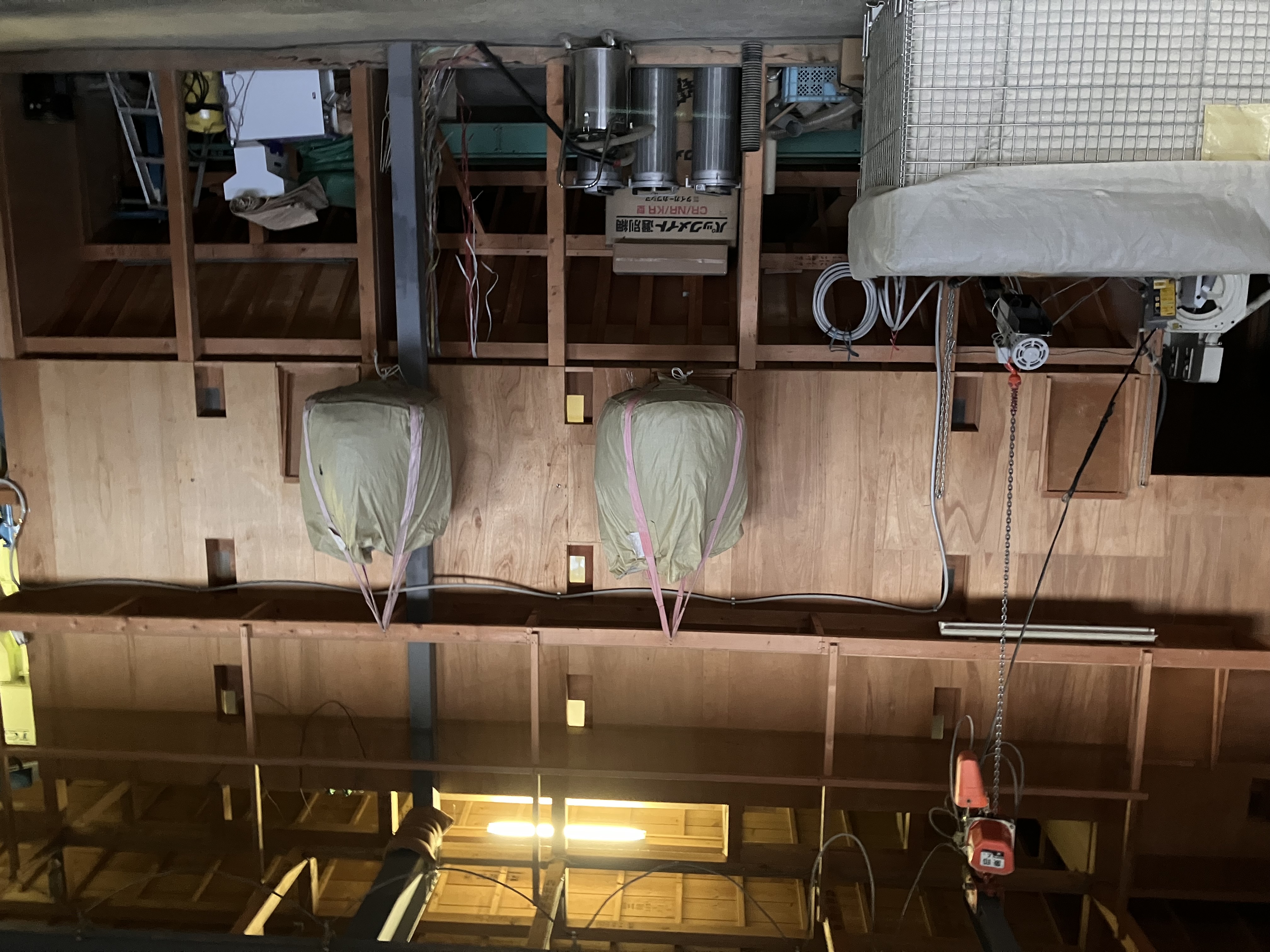 ③巨大な巨大なお米の一時保管場所からの…