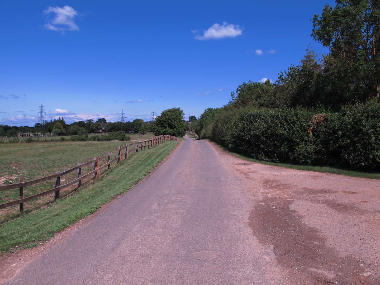 ラウンドアバウト：信号のないロータリー状の交差点のこと。アストン Aston