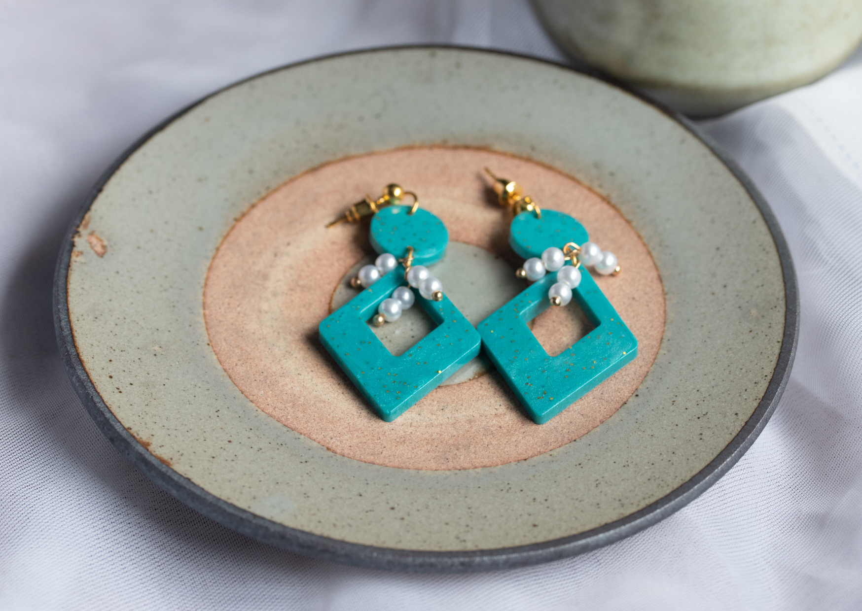 【20代・30代・40代・50代】大人の女性に似合うレジンピアスとは？年代別選び方のポイントを紹介