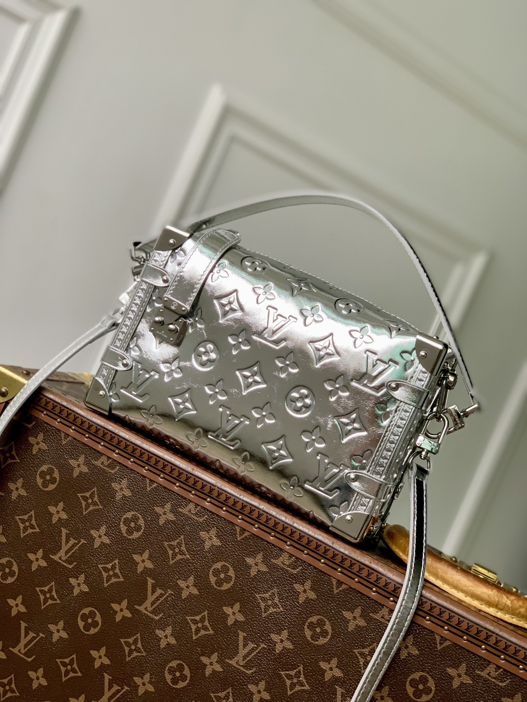 ルイヴィトンコピー【M26223】カーフスキンレザーサイドトランク MM シルバー