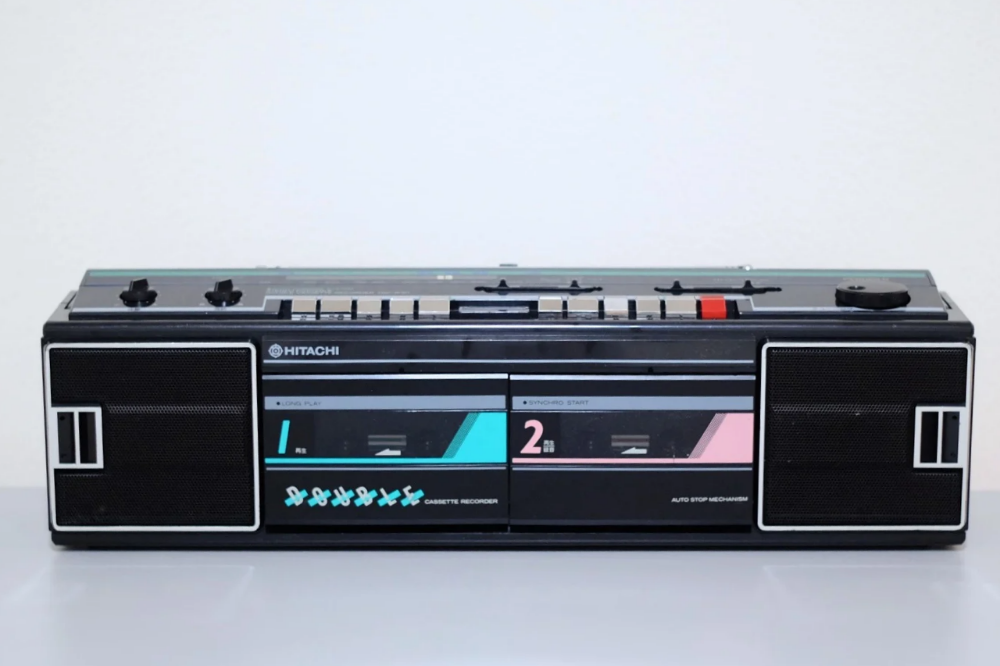 ヴィヴィッドなカラーの80s感。HITACHI(日立)「PADISCO TRK-W101」。