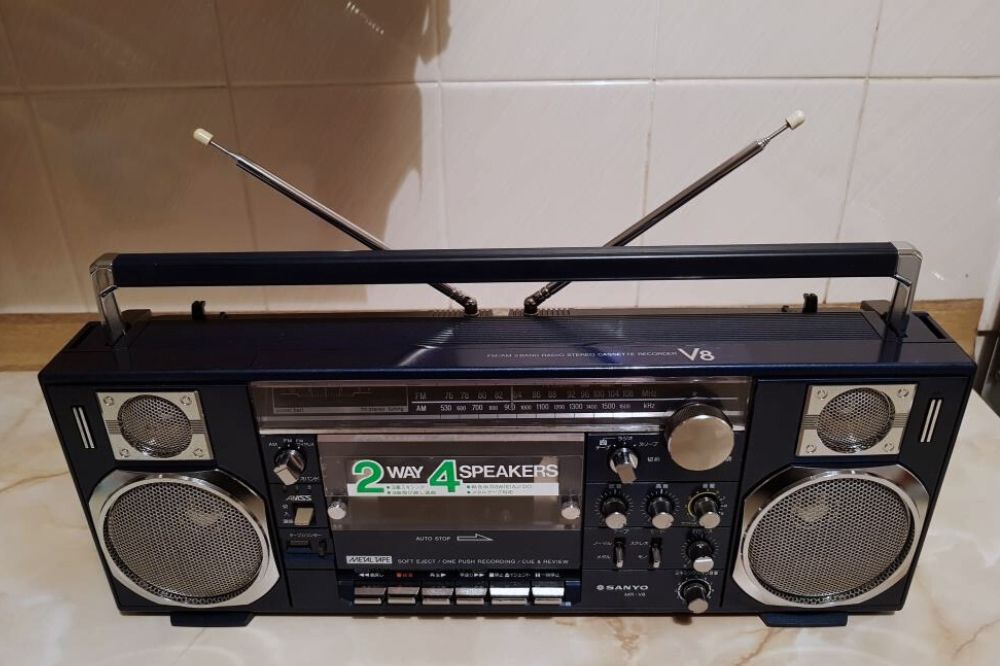 「サンヨー（SANYO） MR-V8」 ネイビーカラーが珍しい