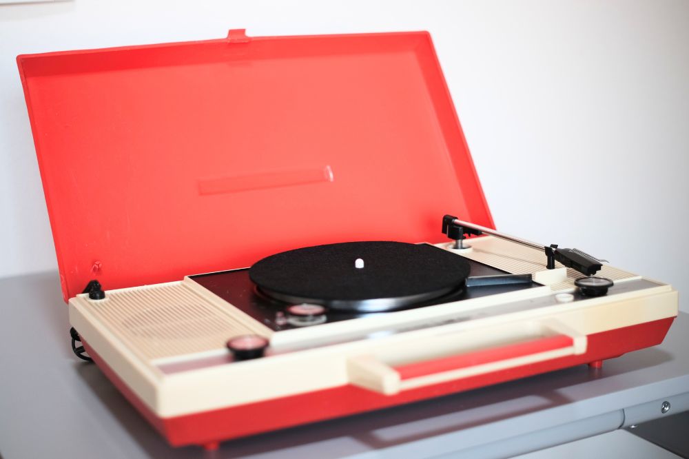 レトロなポータブルレコードプレーヤー｜ビクター（victor） PE-8400を販売します