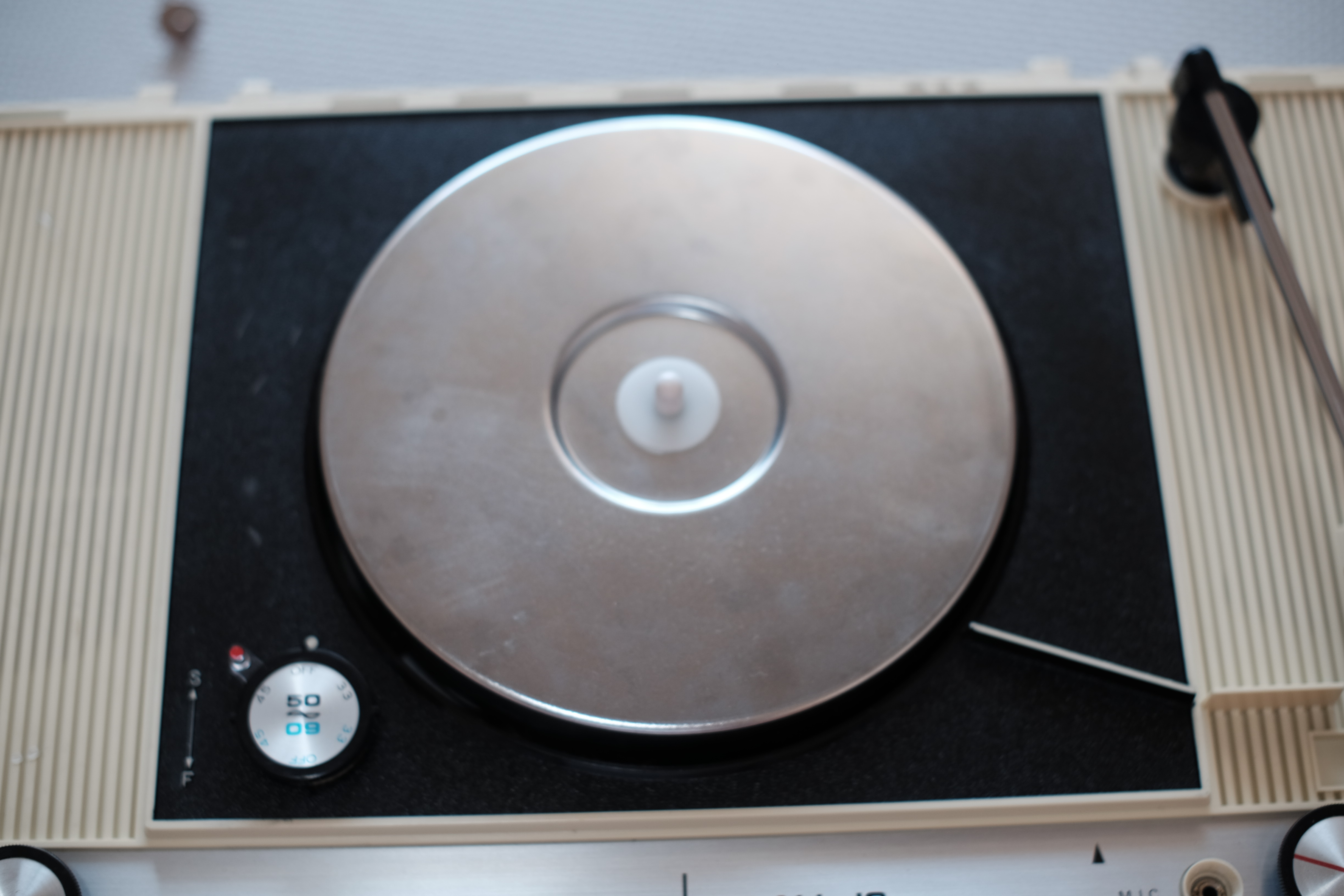 鮮やかな赤のレコードプレーヤー　ビクター（Victor）｜PE-8400　その④