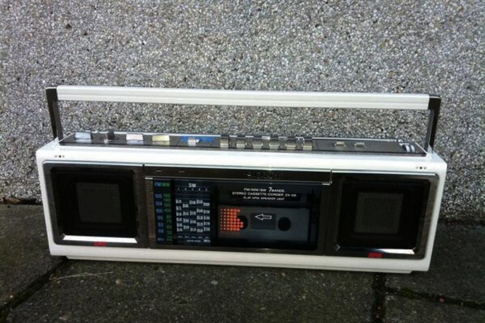 ソニー（sony）のラジカセ「DIGITABLE 5 ZX-5」｜クールな白が映える一品