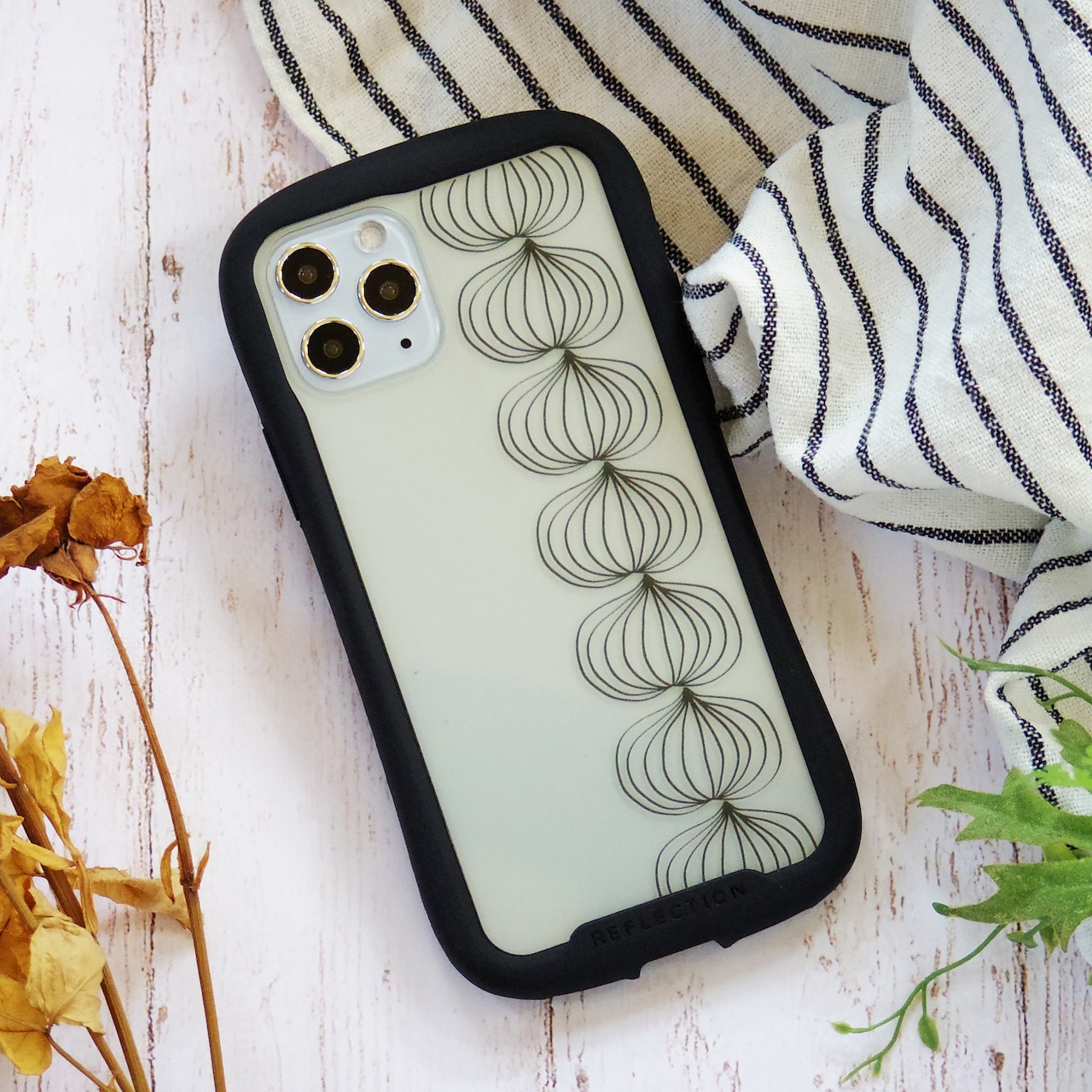 甘すぎない北欧柄。黒フレームが引き締める「オニオン」のグリップケース