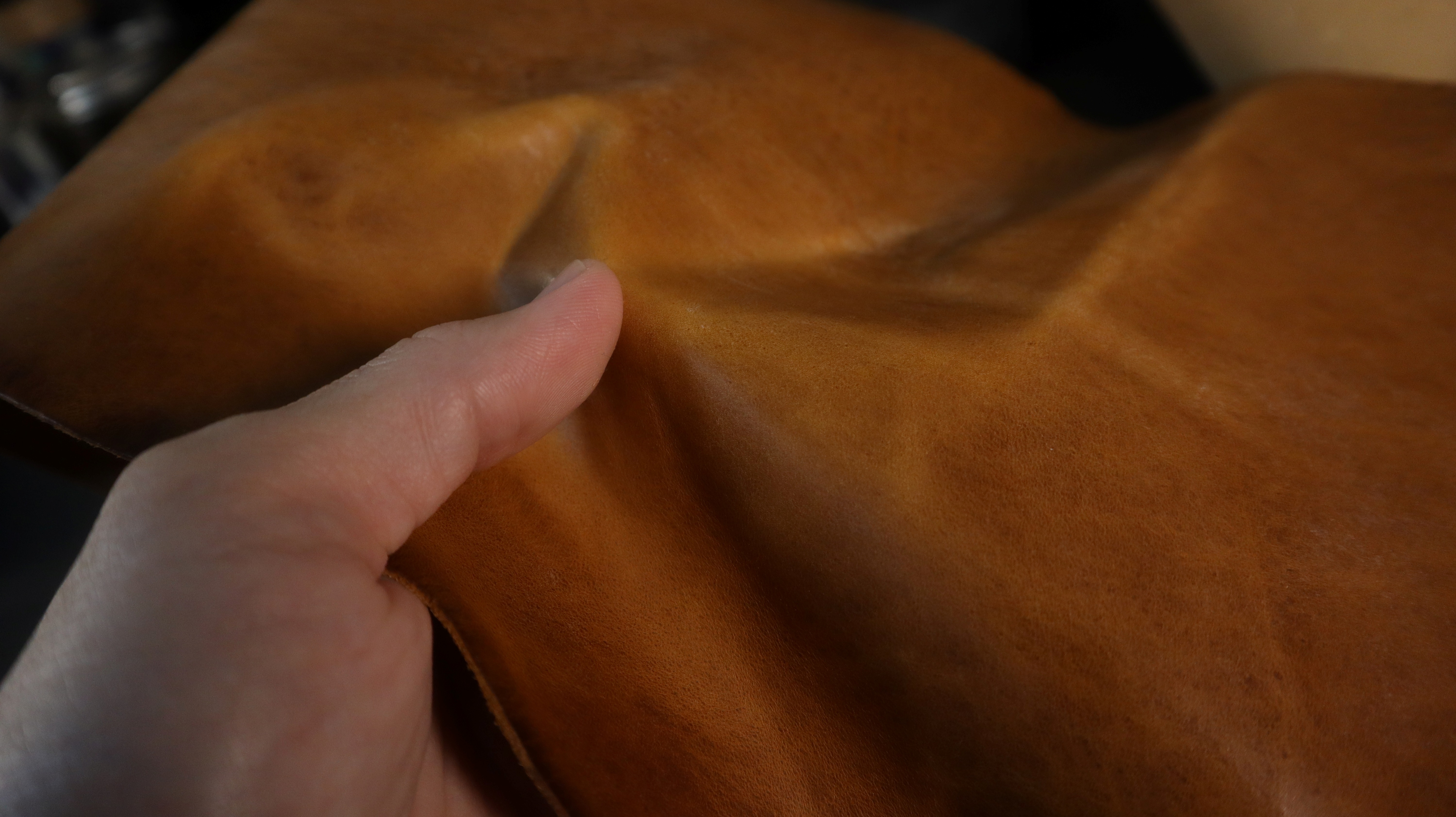 【素材の栞】｜２頁　イタリアンレザー ”Amazzonia”