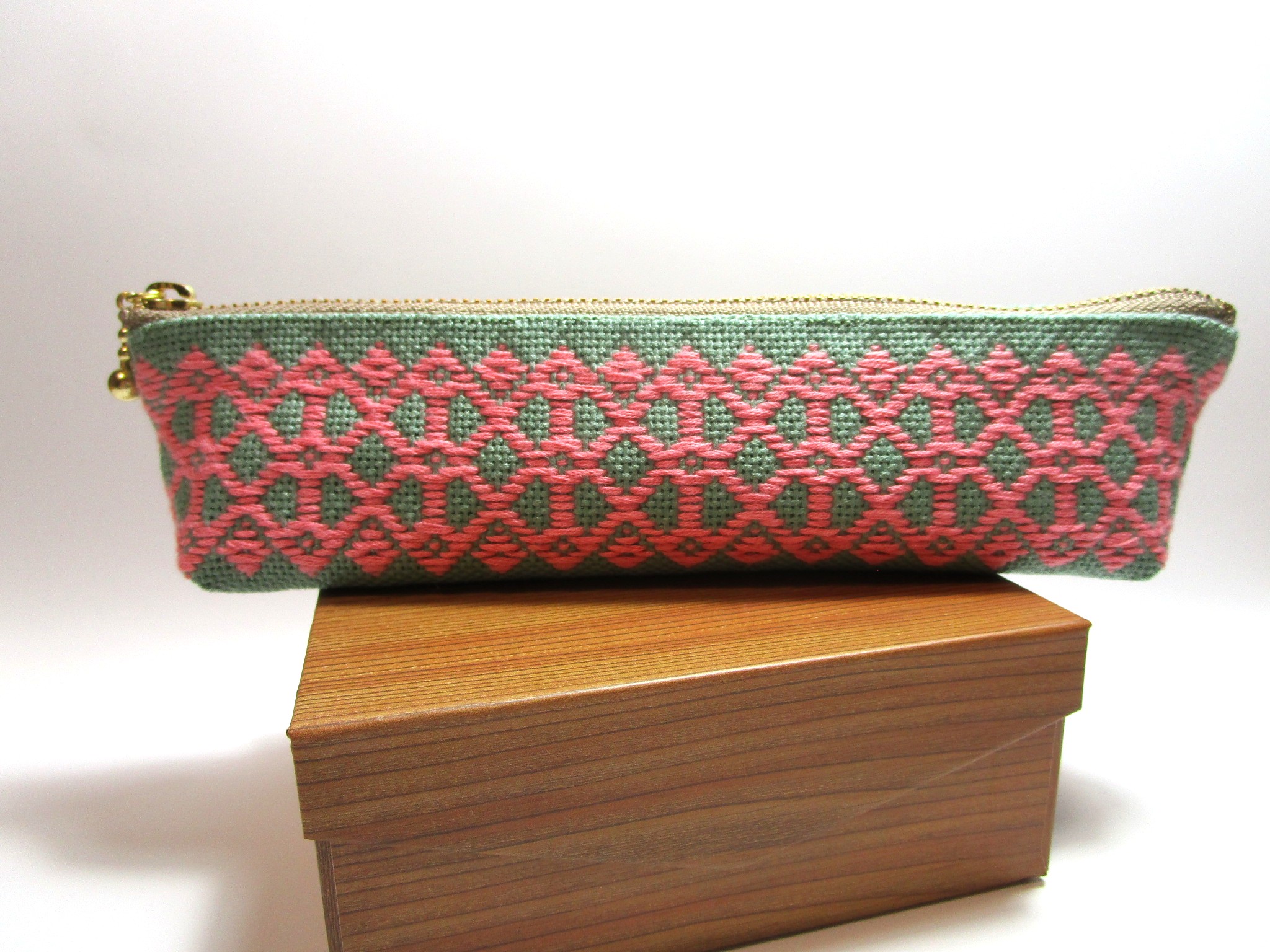 ★こぎん刺し『猫の足あと』🐾ペンケース・メガネケース販売のお知らせです。