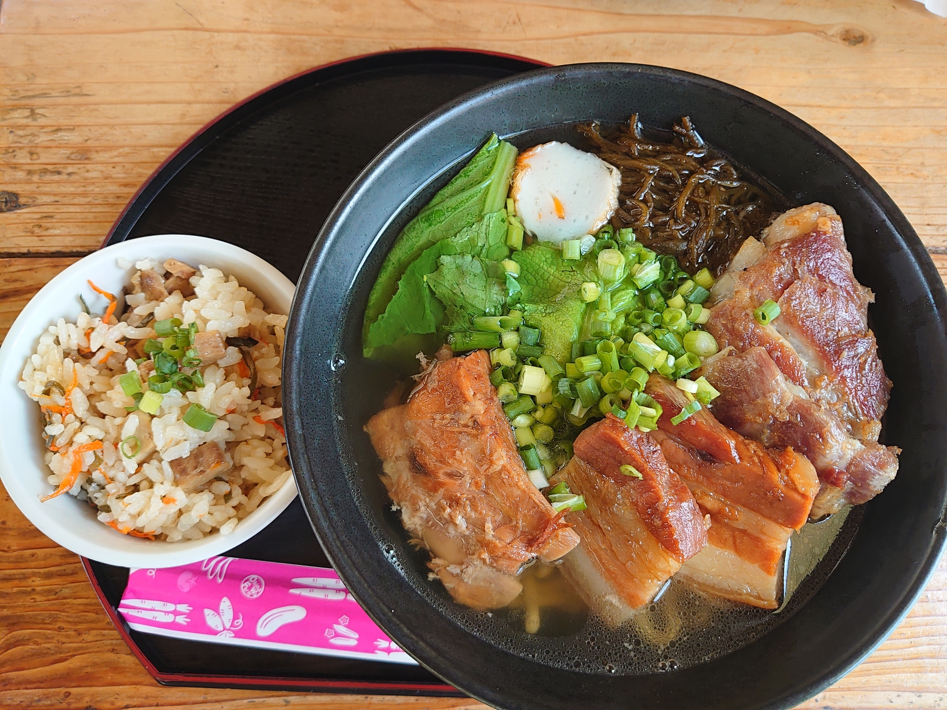 【ソーキそば】沖縄の心を味わう一杯 ― 郷土料理の魅力と歴史