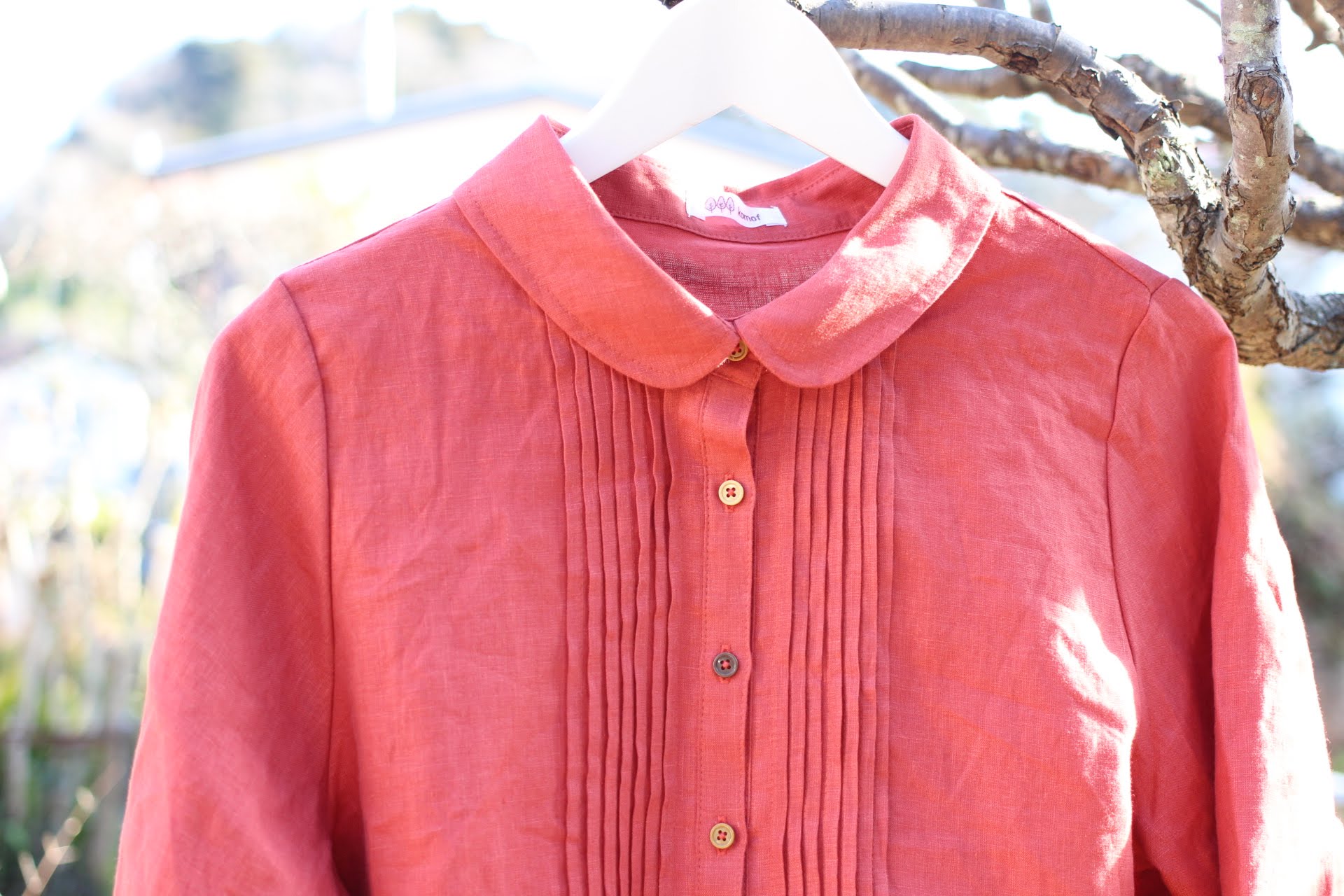 着心地・肌触りにとことんこだわったフレンチリネンのタックブラウス！　すべて手仕上げのお洋服。