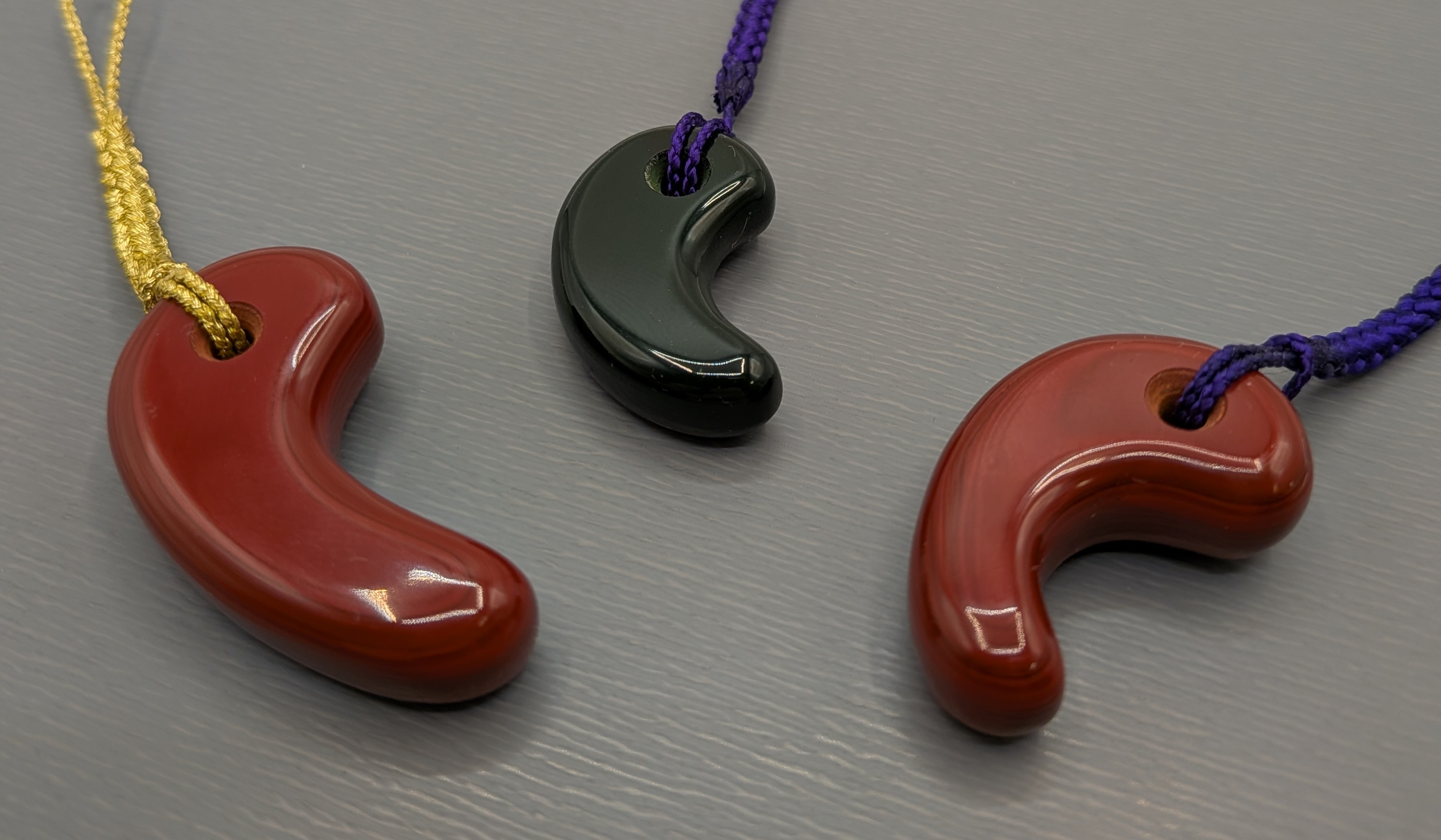 匠の技　～本堆朱の勾玉アクセサリー～