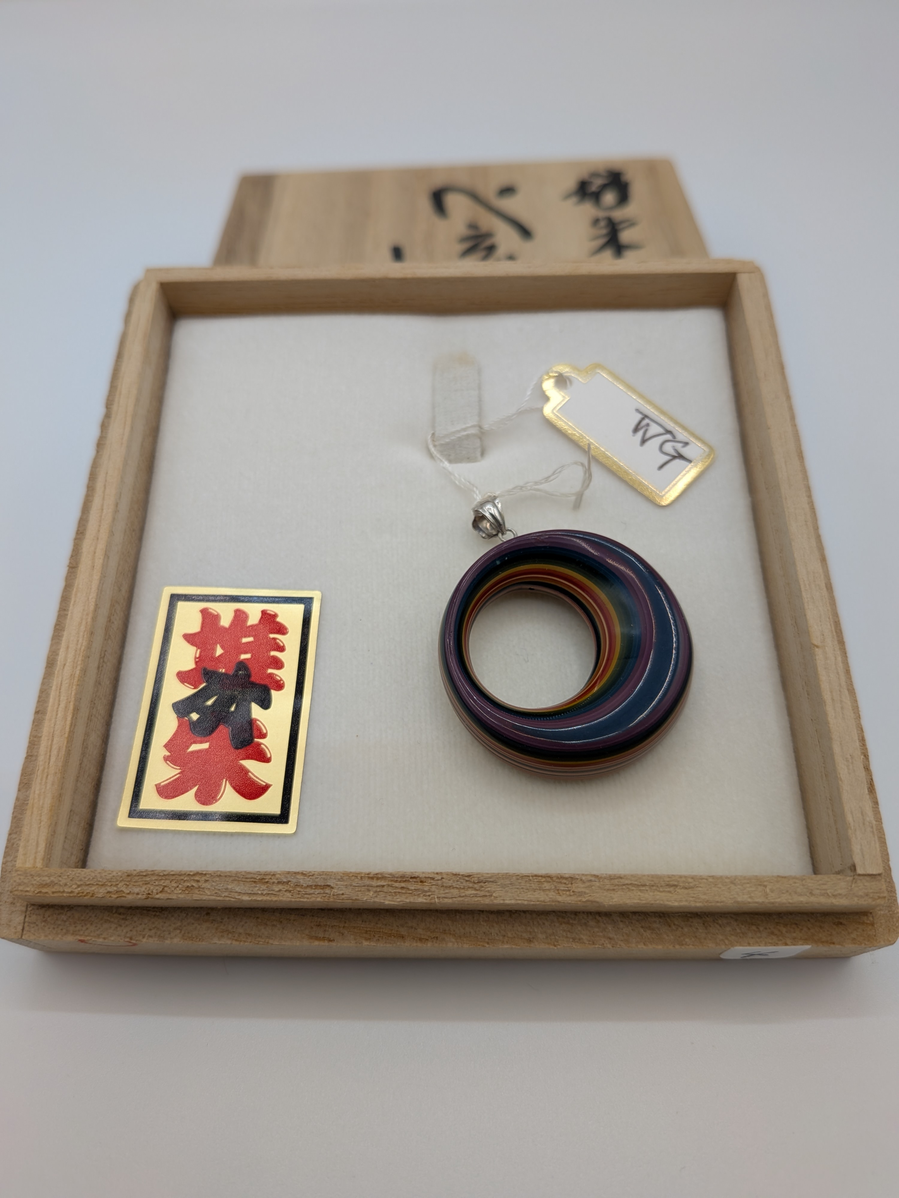 匠の技　～本堆朱の三日月型ペンダントトップ～