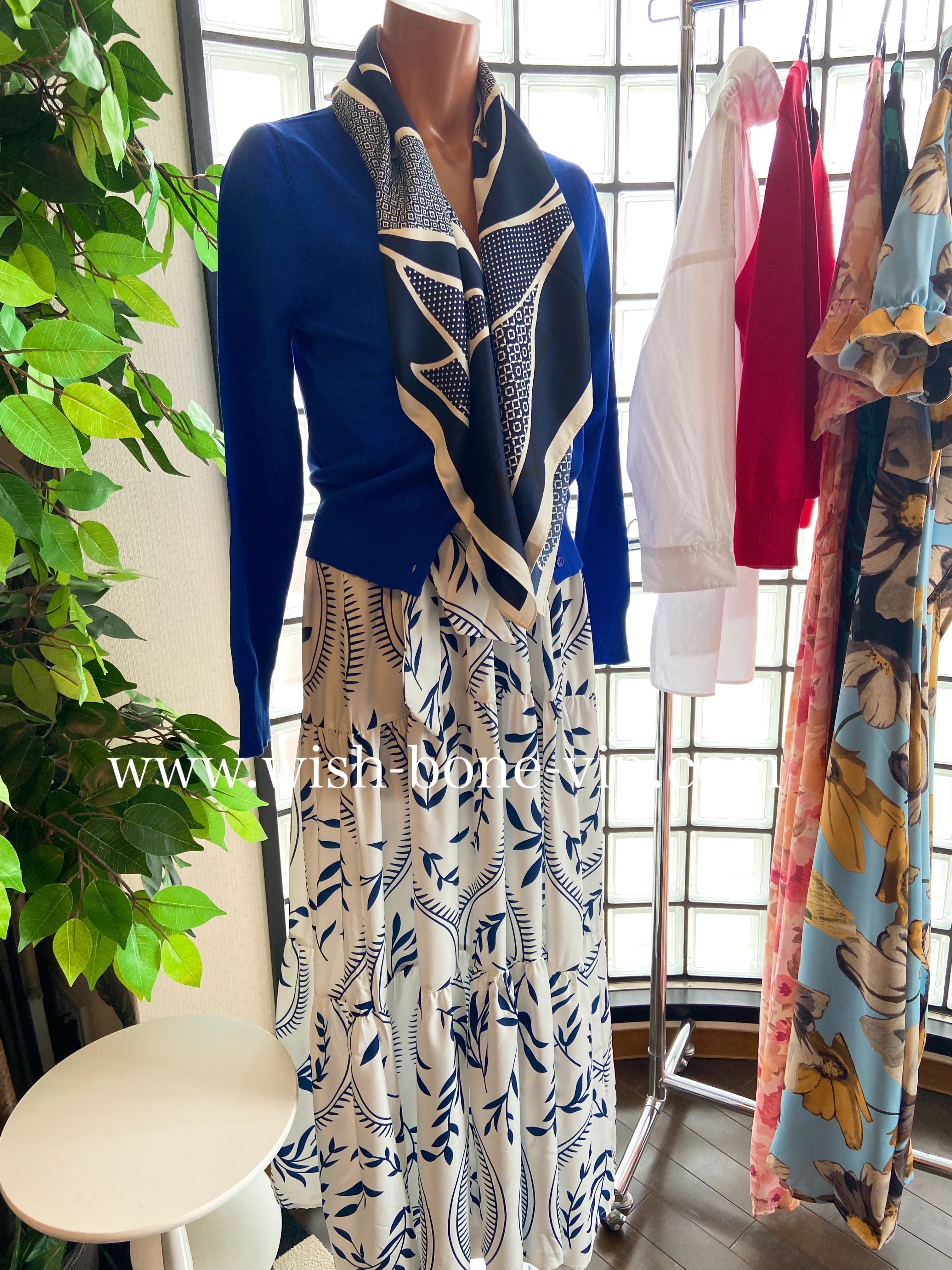 ホワイト＆ネイビー！ロング・マキシワンピース＆スカーフのコーディネイト