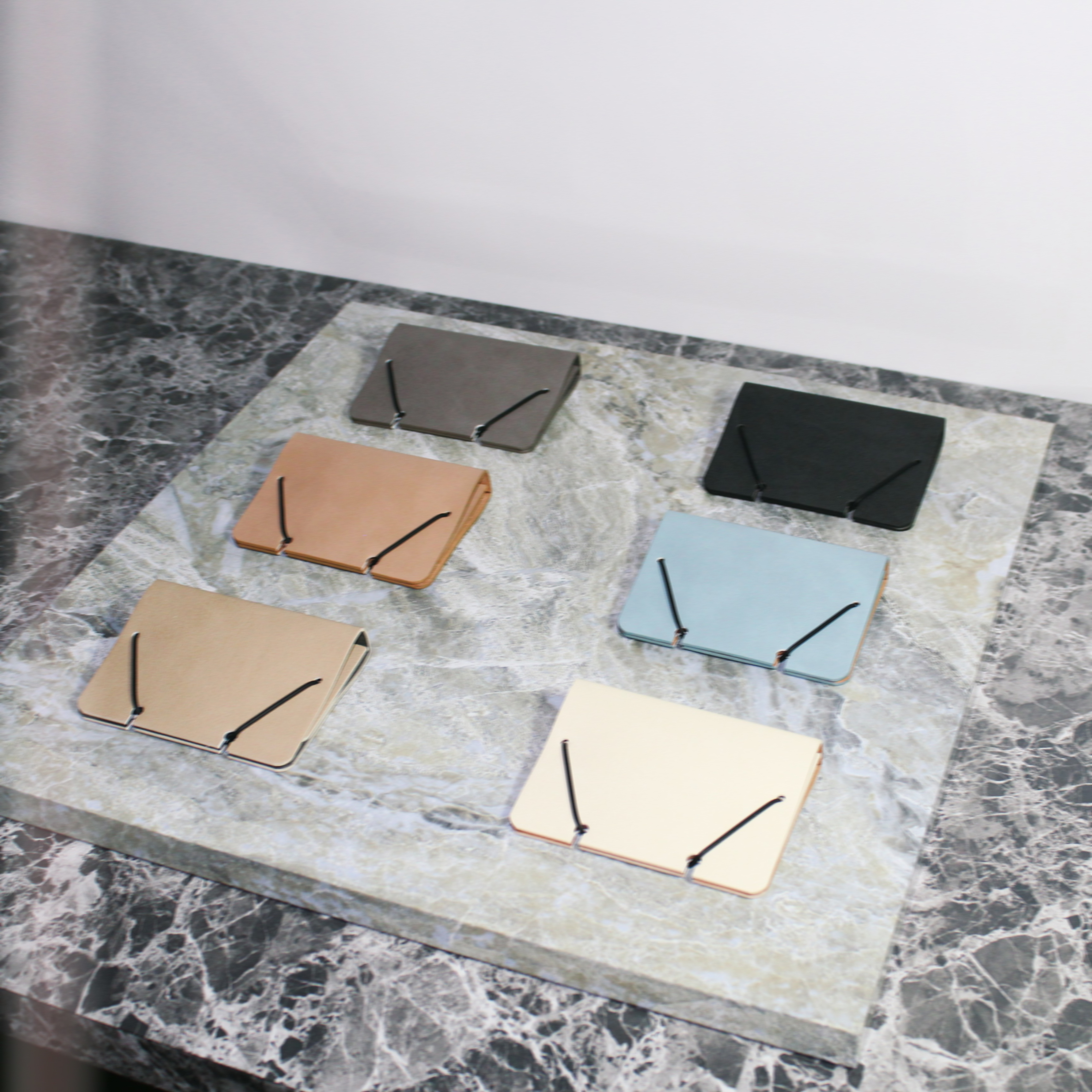 nimnil 人気のカードケース”card bind”に新色追加