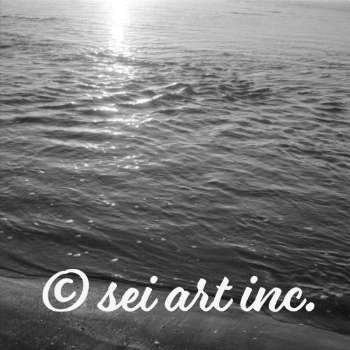 穏やかな波（モノクロ）