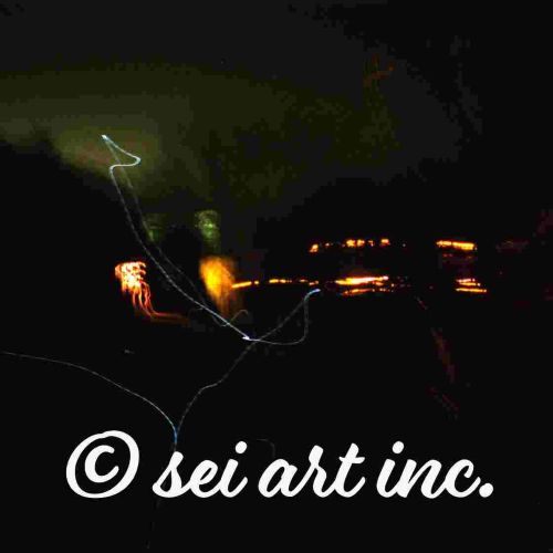 夜に浮かぶライト