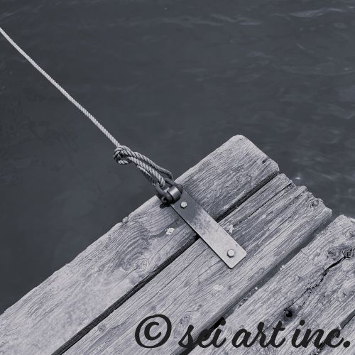 桟橋に繋がれたロープ　モノクロ写真のデザイン　商品リンク