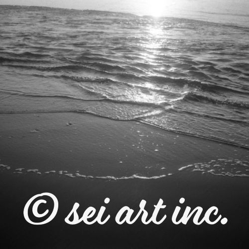 光がさした浜辺（モノクロ）