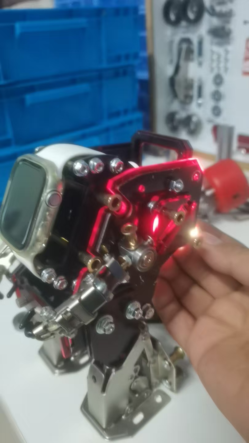 【腕時計専用ハンガー】その時計が、パイロットになる。光と金属で魅せるロボット型ディスプレイスタンド