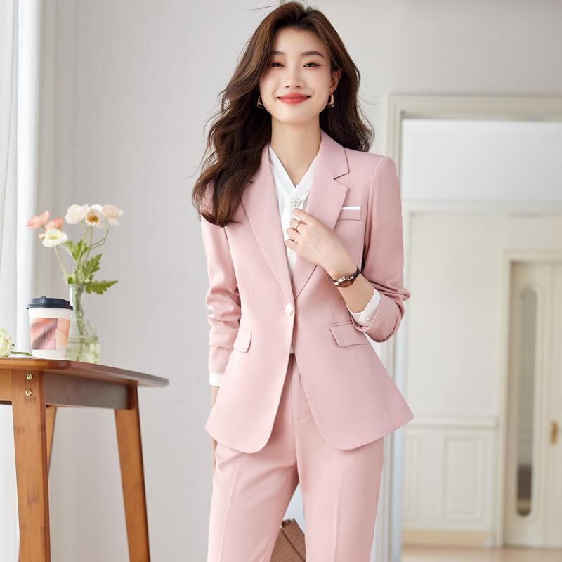 ホテルマネージャー風にきちんと見え。春秋に活躍する上品レディーススーツセットアップ