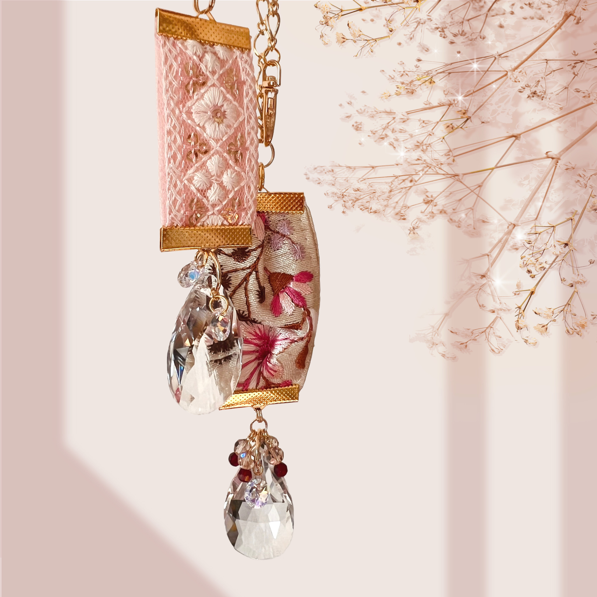 バッグチャームです（インド刺繍リボンのサンキャッチャー）