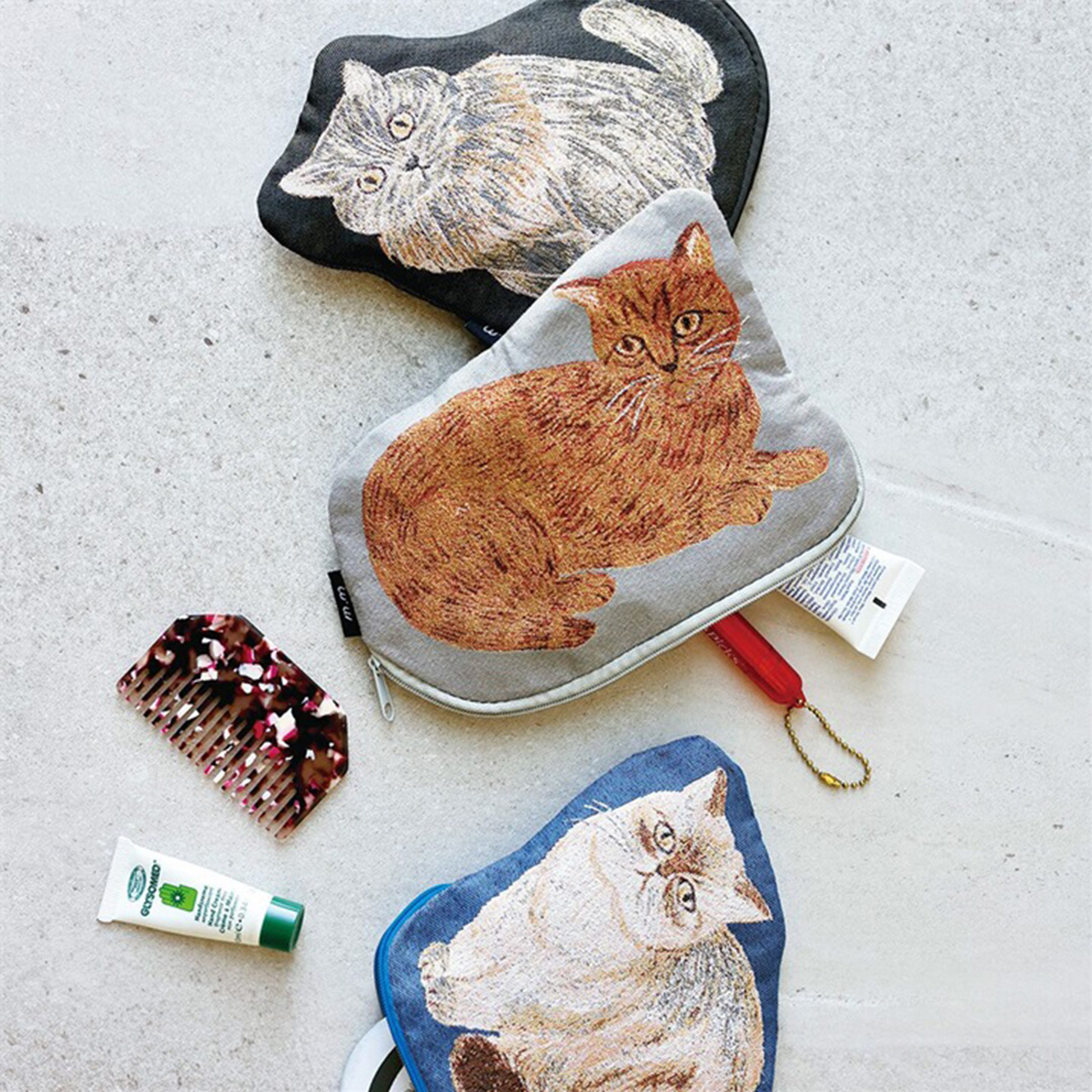 ポーチの猫ちゃんに見つめられて幸せな気分に♪　ダイカットデザインがおしゃれなミニポーチ