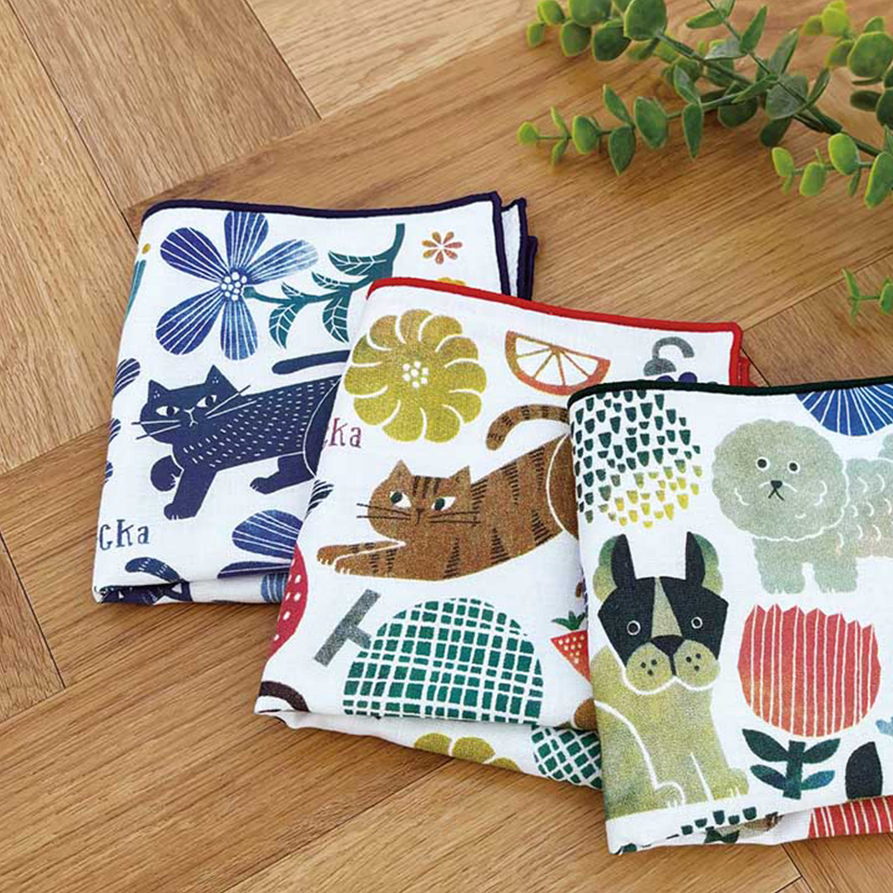 自然素材の優しさと、北欧風の猫デザインが素敵な『fikalycka』のハンカチ