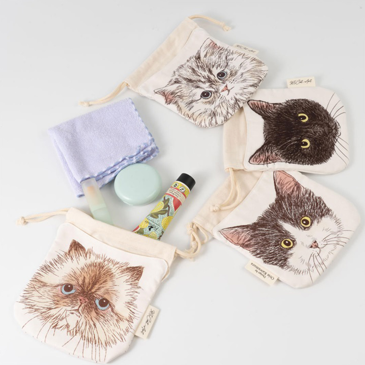 繊細なタッチで描かれた猫ちゃんに思わずうっとり・・きっとお気に入りになるミニポーチです♪