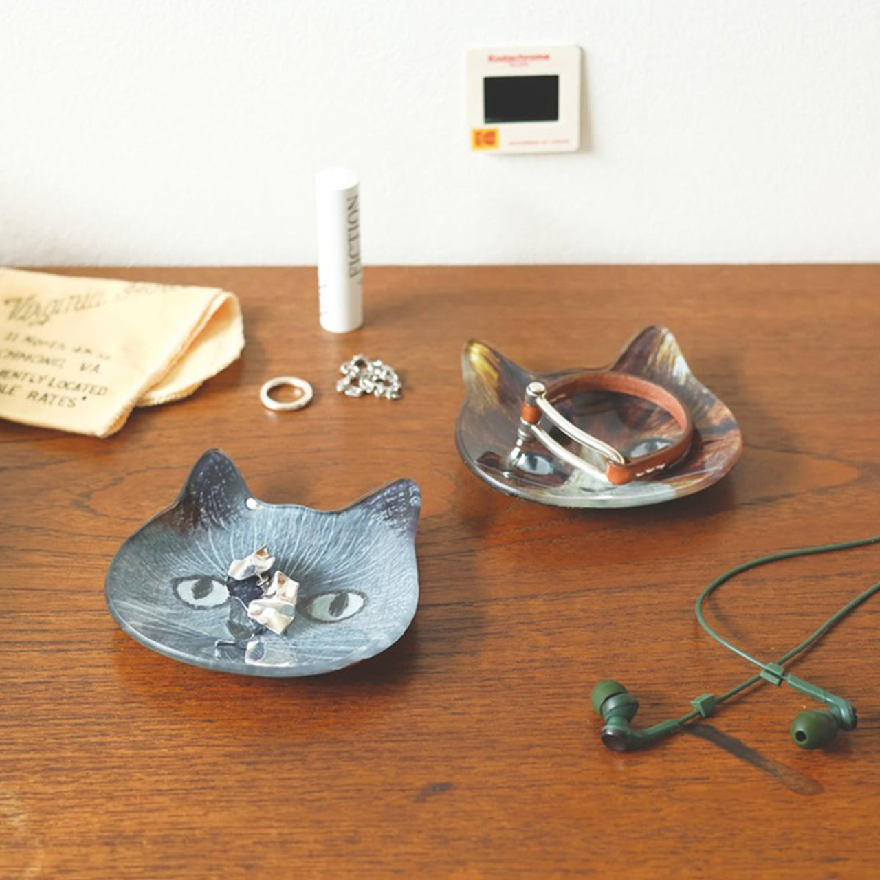 インテリアとしてもおすすめ♪　松尾ミユキさんデザインの猫顔ガラスプレート