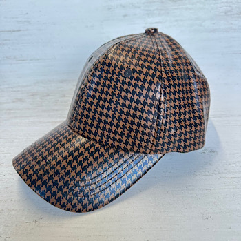 冬の大人キャップは“深め&シンプル”が使いやすいです