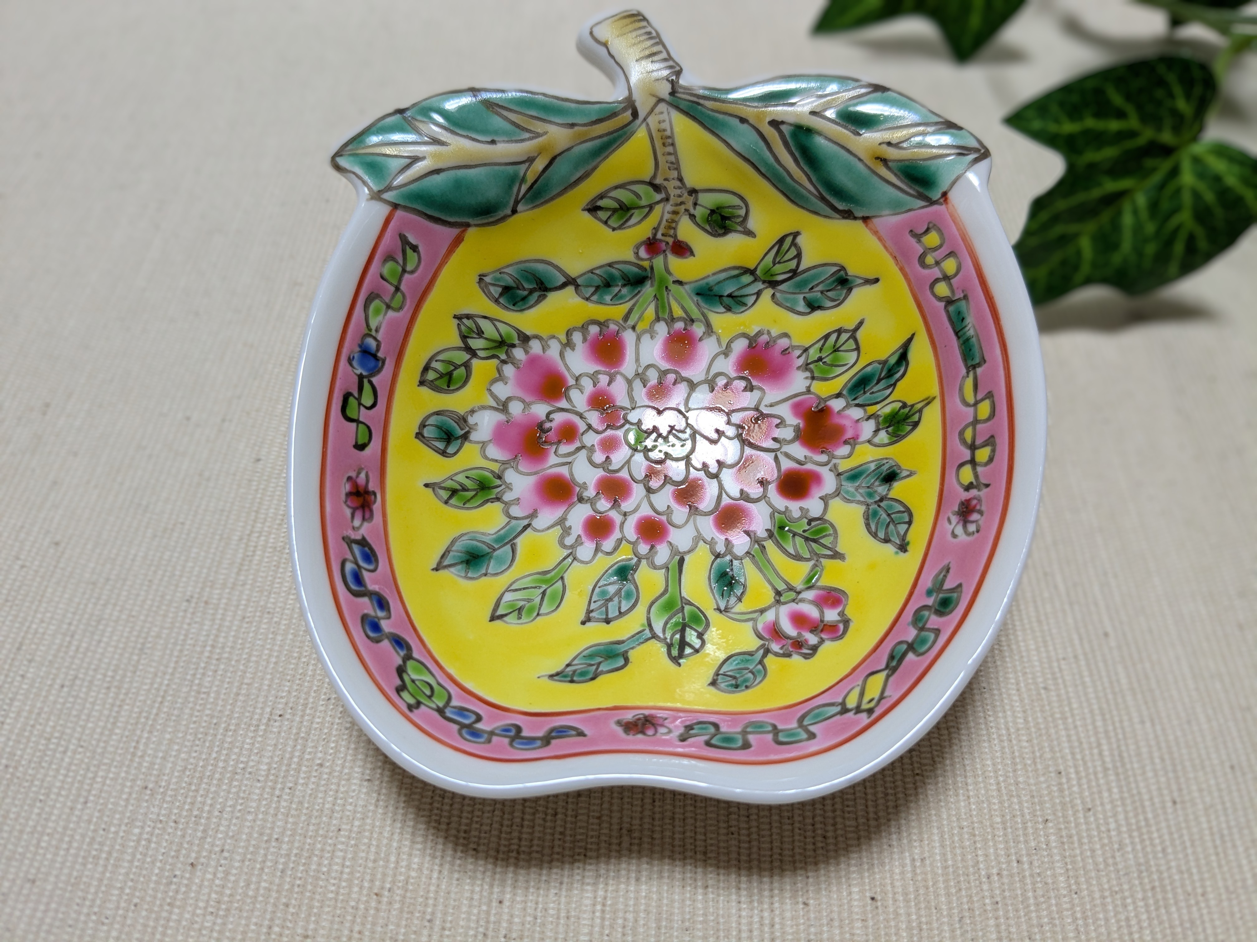 南国の色彩をおうちに|プラナカン陶器のりんご皿で、暮らしに小さな彩りを。