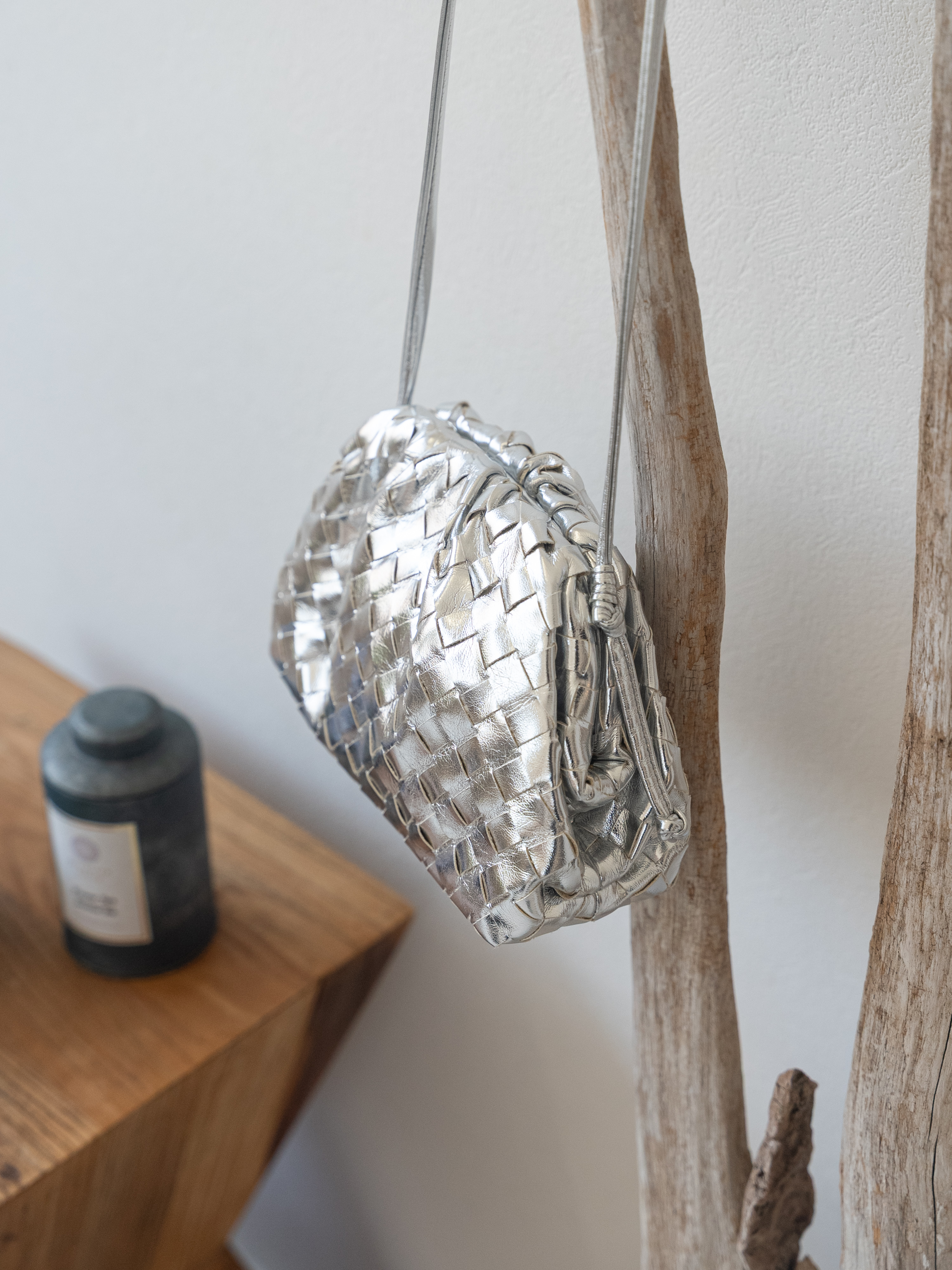 NEW COLOR:夏の日差しに映える、mesh KINCHAKU bagの新色シルバー✨🩶
