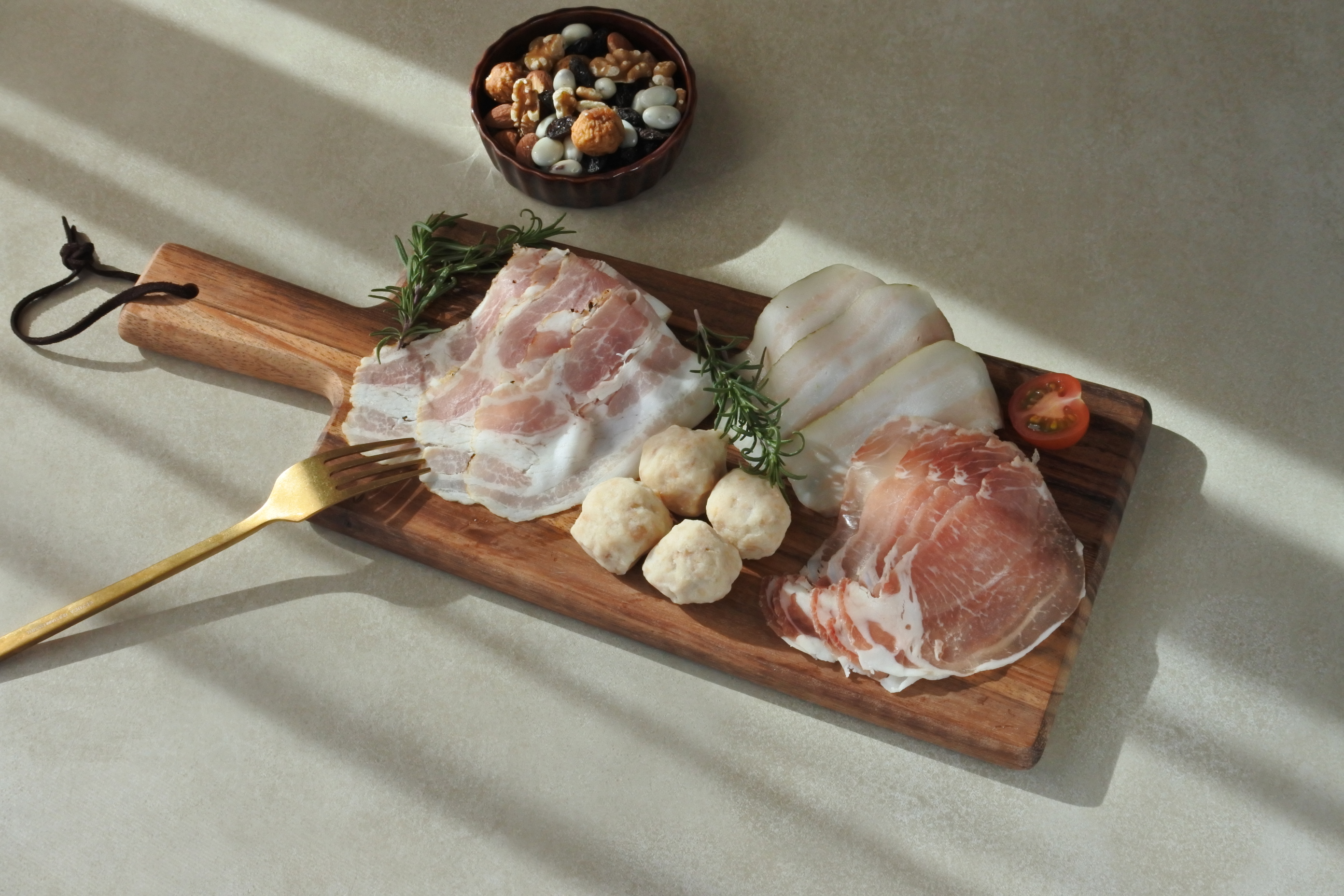 伊勢路クラシックベーコンとお酒で最高の晩酌を。専門家が教える至福のマリアージュとおうちバル術