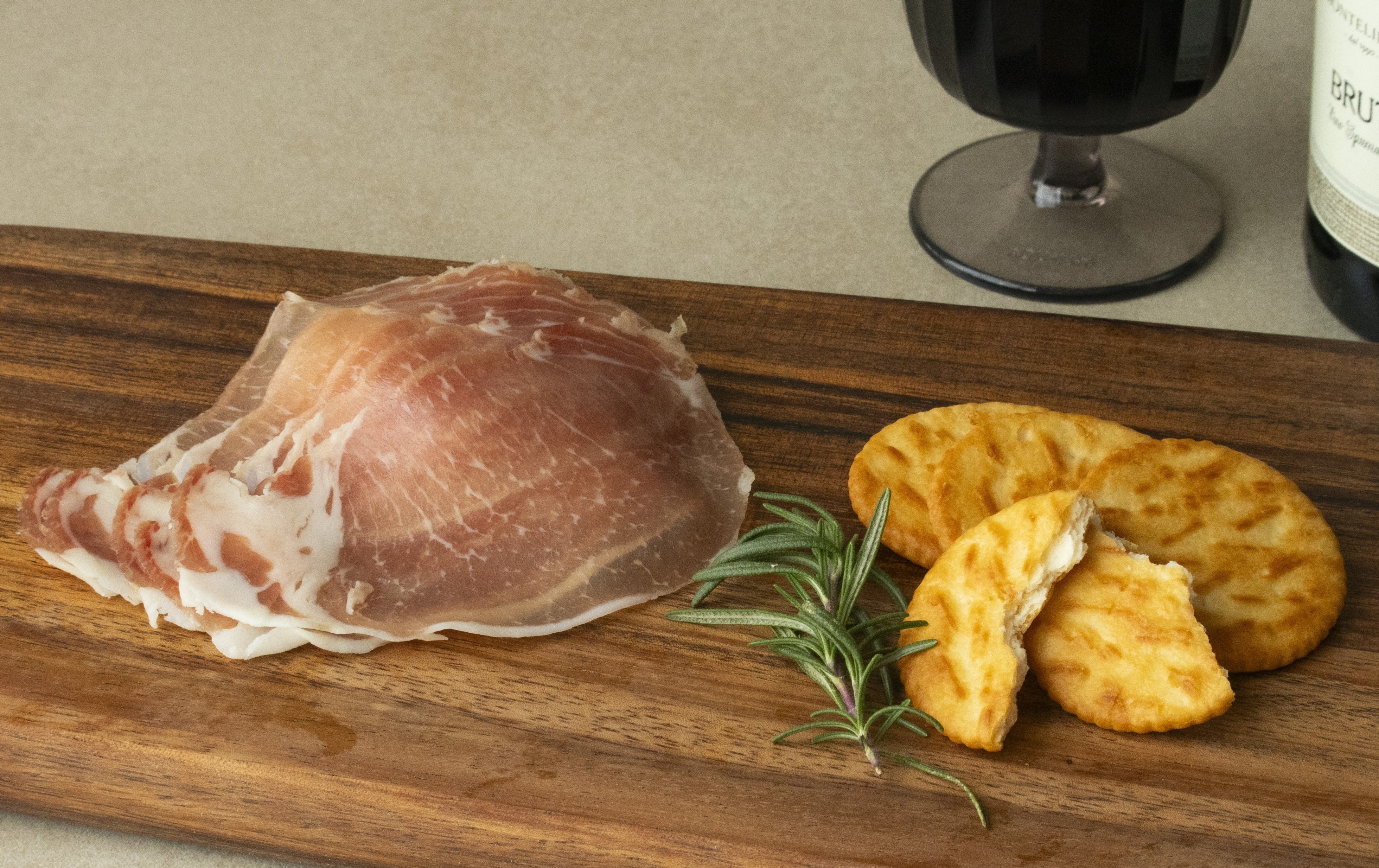 アテリエの生ハムで彩る30代の晩酌。至福のサラダレシピとペアリング