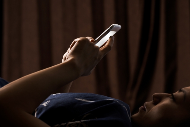 夜にスマホを見続けてしまう理由