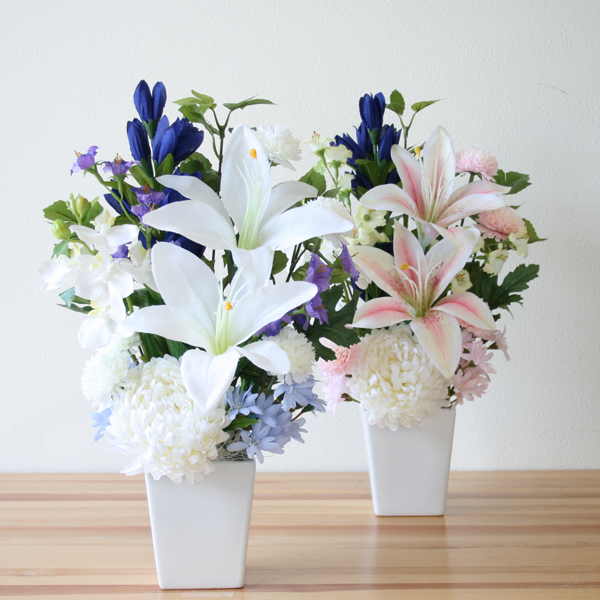 白百合とリンドウのモダン仏花アレンジを再販しました