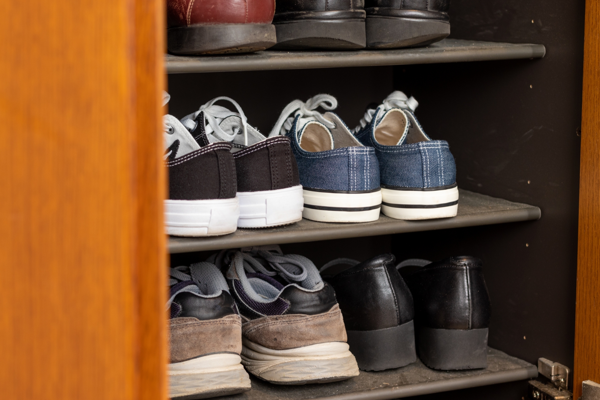 靴箱の臭い対策：消臭より先に“菌”を断つ