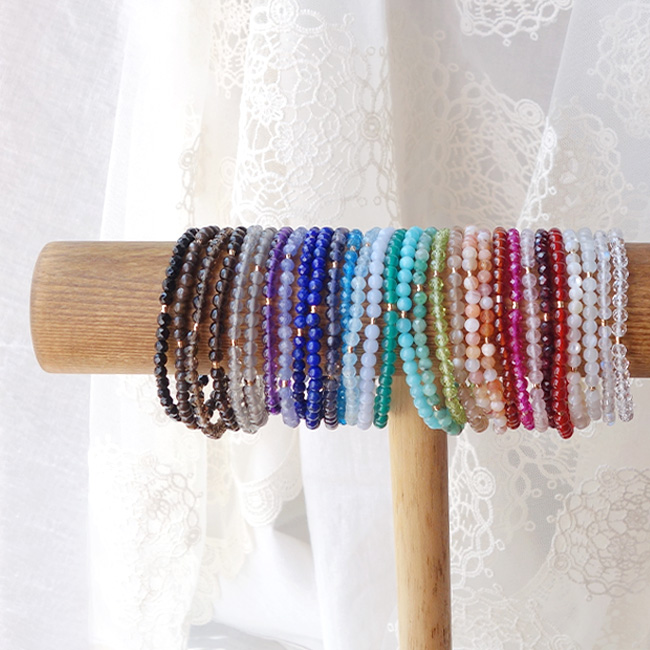 重ね着けが楽しい！いつでも人気な極小粒ブレスレット