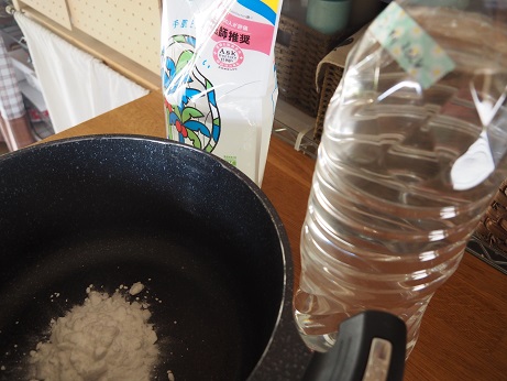 蒸留水を使ってお風呂の洗剤を作りました。
