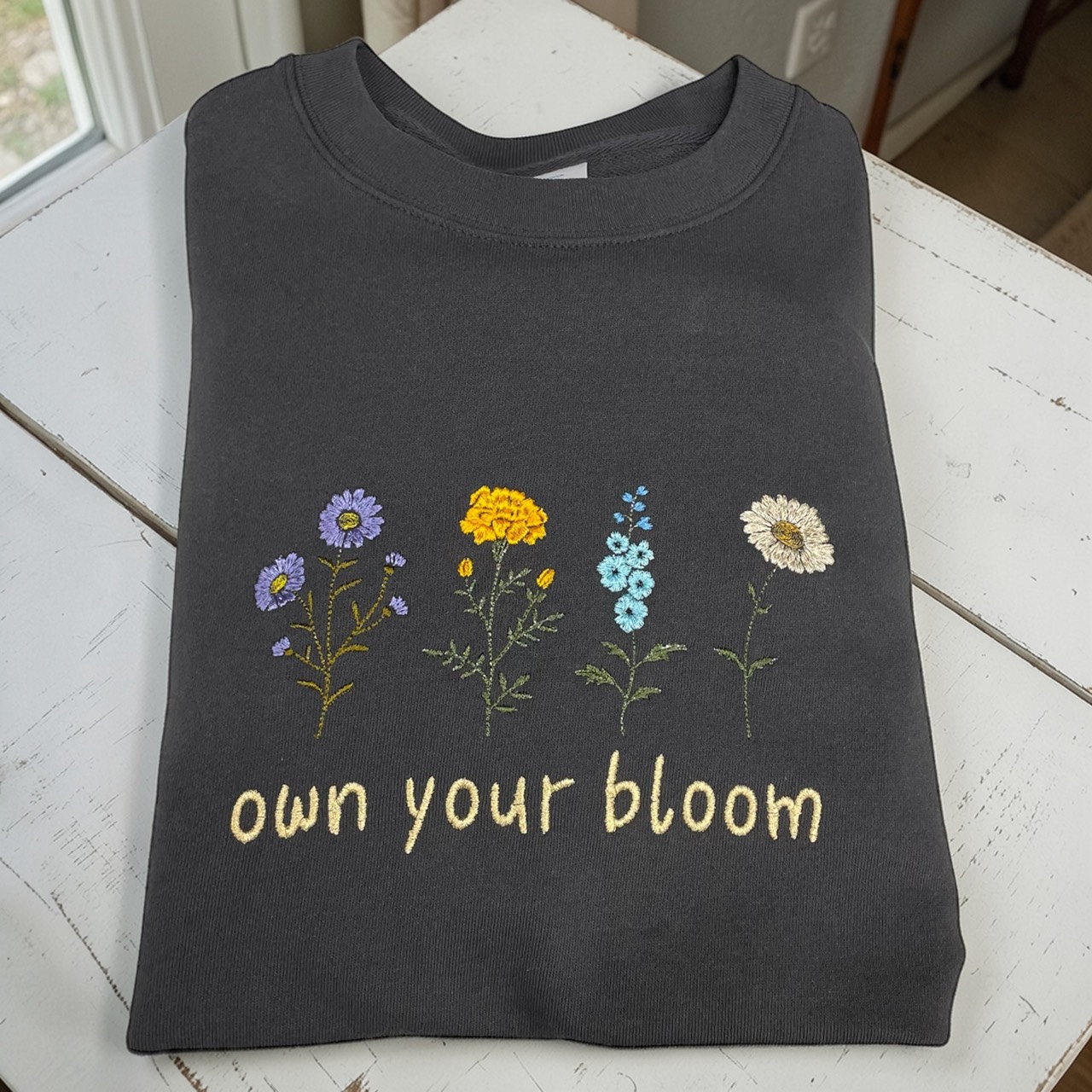 選べるフラワー刺繍トレーナーの受注を開始しました