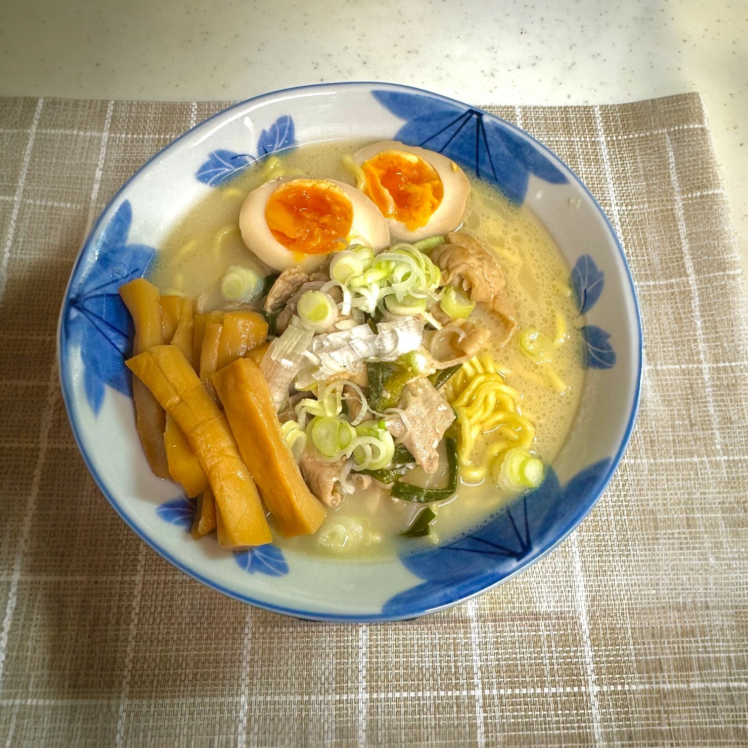モツ煮ラーメンとんこつスープ仕立て