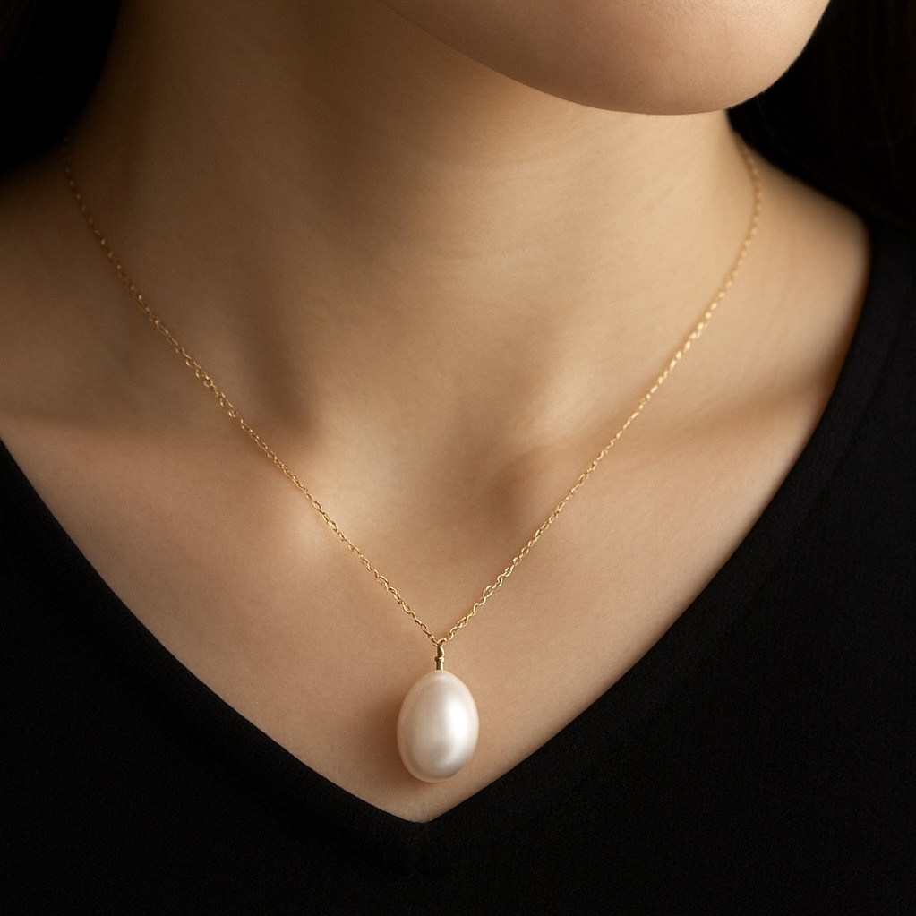 大きめアクセサリーとニットの組み合わせ