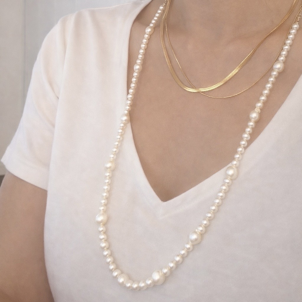 肌の色味とアクセサリーの色の相性