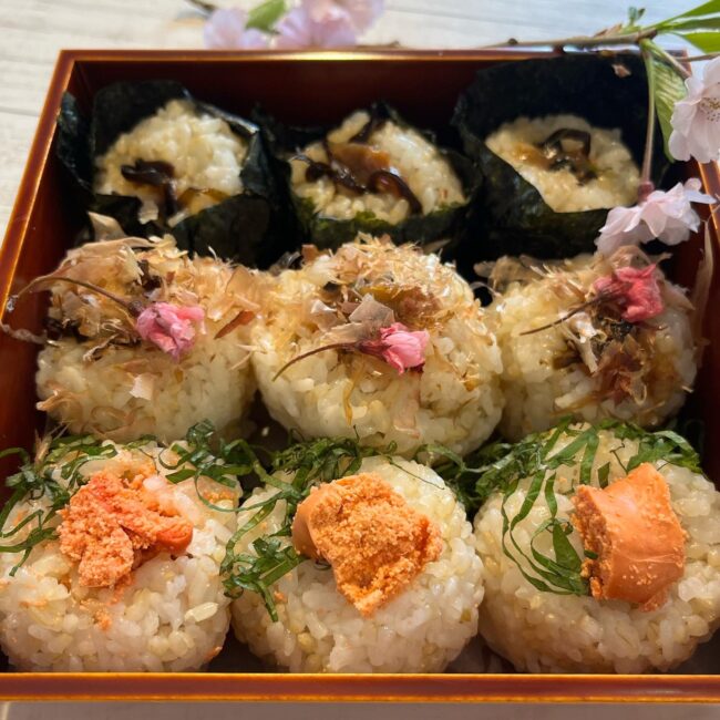 冷めても美味しい「ハパライス」はお弁当にも！乳酸菌あきたこまち玄米で作る華やかおにぎり｜行楽レシピ